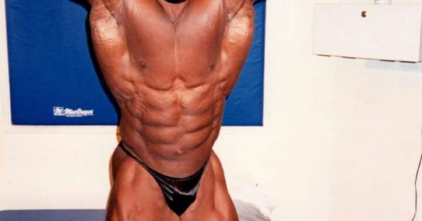 flex wheeler esegue la posa di addome e gambe nel 1998