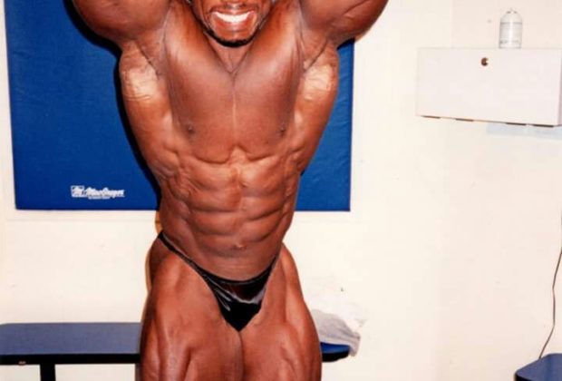 flex wheeler esegue la posa di addome e gambe nel 1998