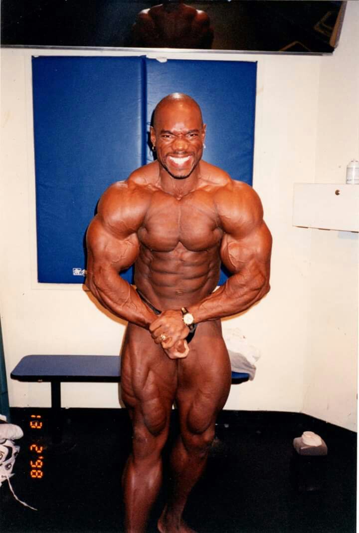 flex wheeler esegue la posa di most muscular nel 1998