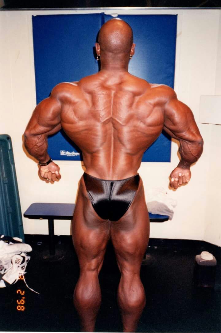 flex wheeler esegue la posa di schiena in rilassata nel 1998