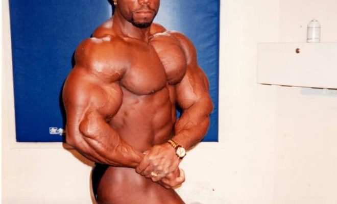 flex wheeler esegue la posa di side chest nel 1998