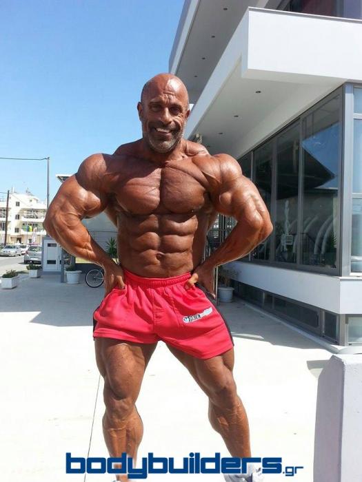 Michael Kefalianos pochi giorni prima dell'Arnold Classic Europe 2014 posa most muscular
