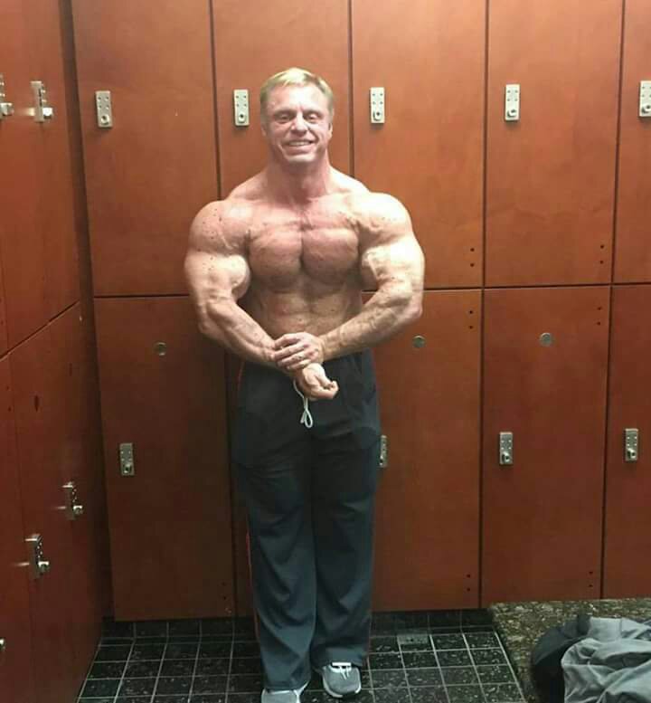 john Meadows in offseason in palestra posa di most muscular