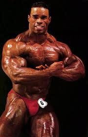 kevin levrone esegue la sua particolare posa del most muscular