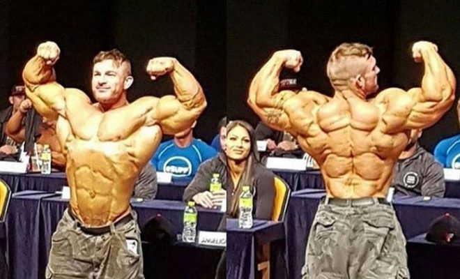 flex lewis durante il meeting degli atleti in una gara della pro league posa doppi bicipiti di schiena e frontali