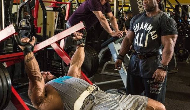 dexter jackson allena i pettorali con sergio oliva jr alla gold's gym di venice in california
