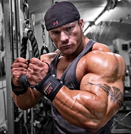 flex lewis allena i tricipiti con il pulldown