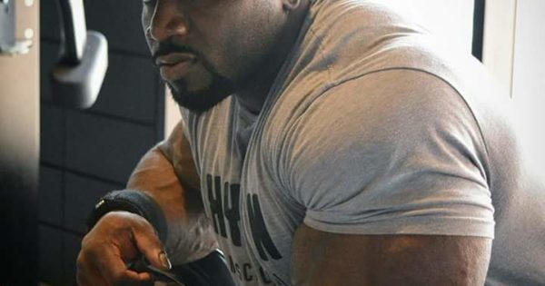 akim williams pro ifbb in palestra in kuwait si riposa tra una serie e l'altra