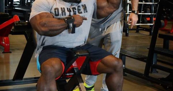 akim williams mostra il suo bicipite durante un allenamento nella palestra oxygen gym in kuwait a pochi giorni dalla gara di New York