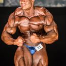 victor martinez esegue la posa di most muscular sul palco di gara