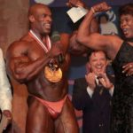 ronnie coleman e la sua mamma sul palco del mister olympia 1998