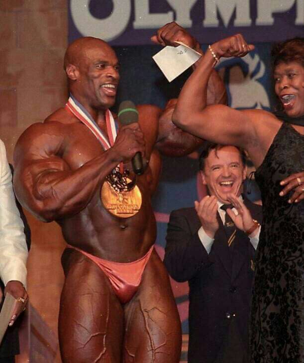 ronnie coleman e la sua mamma sul palco del mister olympia 1998