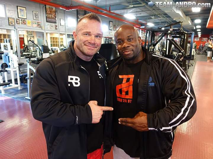 ronnie rockel insieme a Kevin english nella palestra bev's francis powerhouse gym