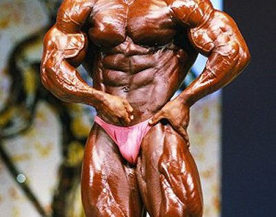 shawn ray pro ifbb esegue la posa di most muscular sul palco del mister olympia negli anni 90
