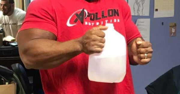 fred smalls sa quanto è importante idratarsi in palestra tra una serie e l'altra