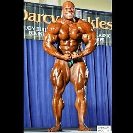 posa di most muscular di Phil Heath sul palco di uno show locale NPC in America