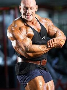 Robert Burneika posa di most muscular