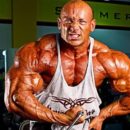 Robert Burneika esegue la posa di most muscular