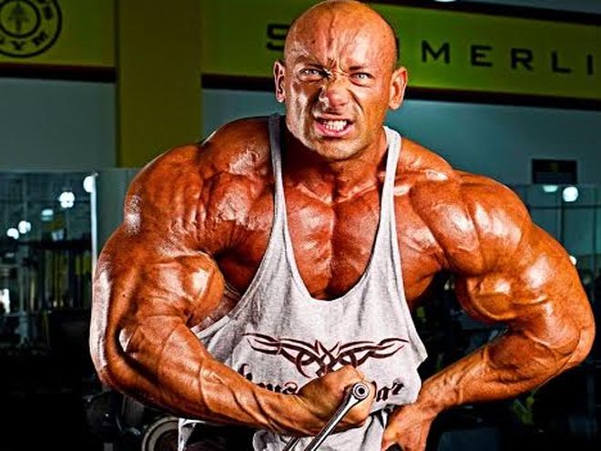 Robert Burneika esegue la posa di most muscular