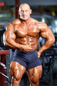Robert Burneika esegue la posa di most muscular
