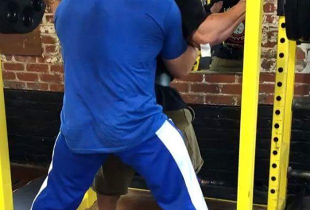 milos sarcev assiste hide yamagishi allo squat durante la preparazione per l'arnold classic ohio 2018