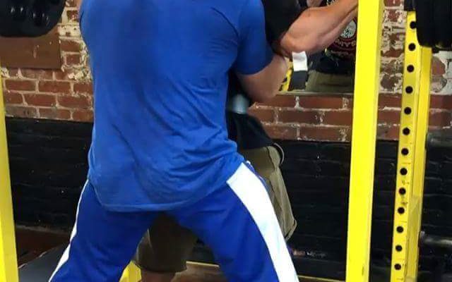 milos sarcev assiste hide yamagishi allo squat durante la preparazione per l'arnold classic ohio 2018