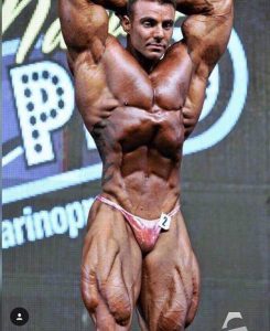 rafael brandao posa di addominali e gambe sul palco del san marino classic 2017