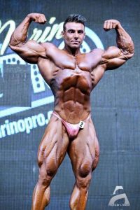 rafael brandao posa di doppi bicipiti sul palco del san marino classic 2017