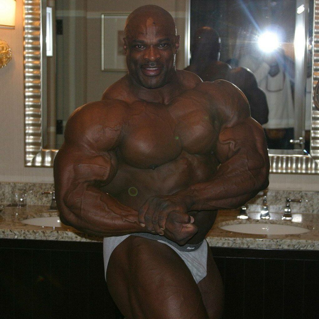 ronnie coleman la sera prima del 2004 mister olympia posa di side chest