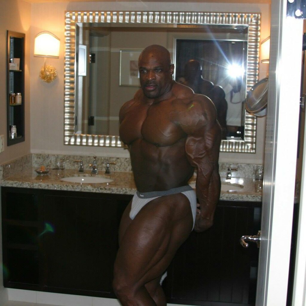 ronnie coleman la sera prima del 2004 mister olympia posa di tricipiti