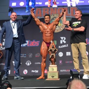 Byung Chan Chae vince assoluto bodybuilding premiato da Arnold e Tony Doherty