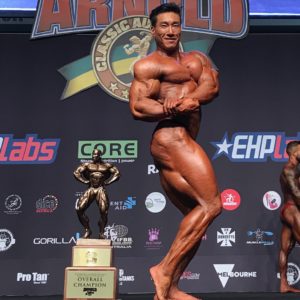 Byung Chan Chae vince assoluto bodybuilding con il trofeo dell'assoluto bodybuilding