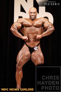 juan morel sul palco del new york pro ifbb 2018 posa di apertura dorsali frontali