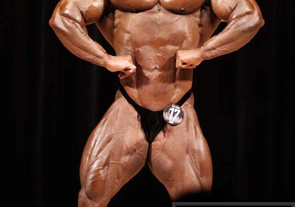 juan morel sul palco del new york pro ifbb 2018 posa di apertura dorsali frontali