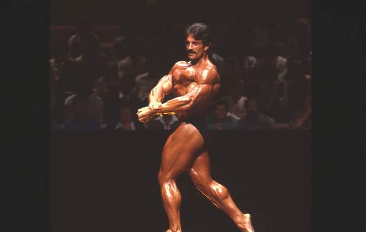 mike mentzer sul palco del mister olympia 1980