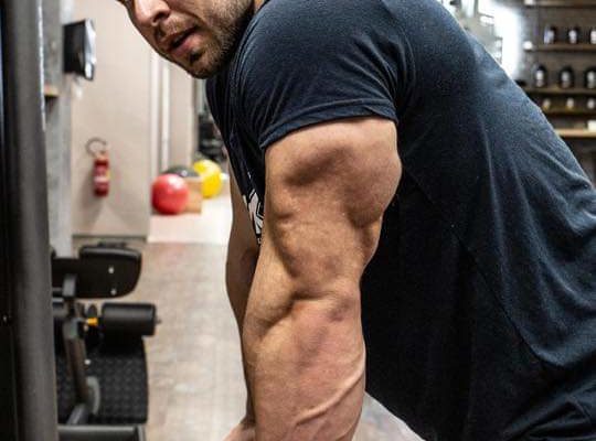 milan sadek pro ifbb si riposa tra una serie e l'altra nel workout