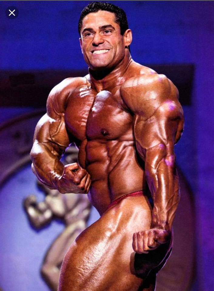 gustavo badell esegue la posa di tricipiti sul palco dell'arnold classic in Ohio