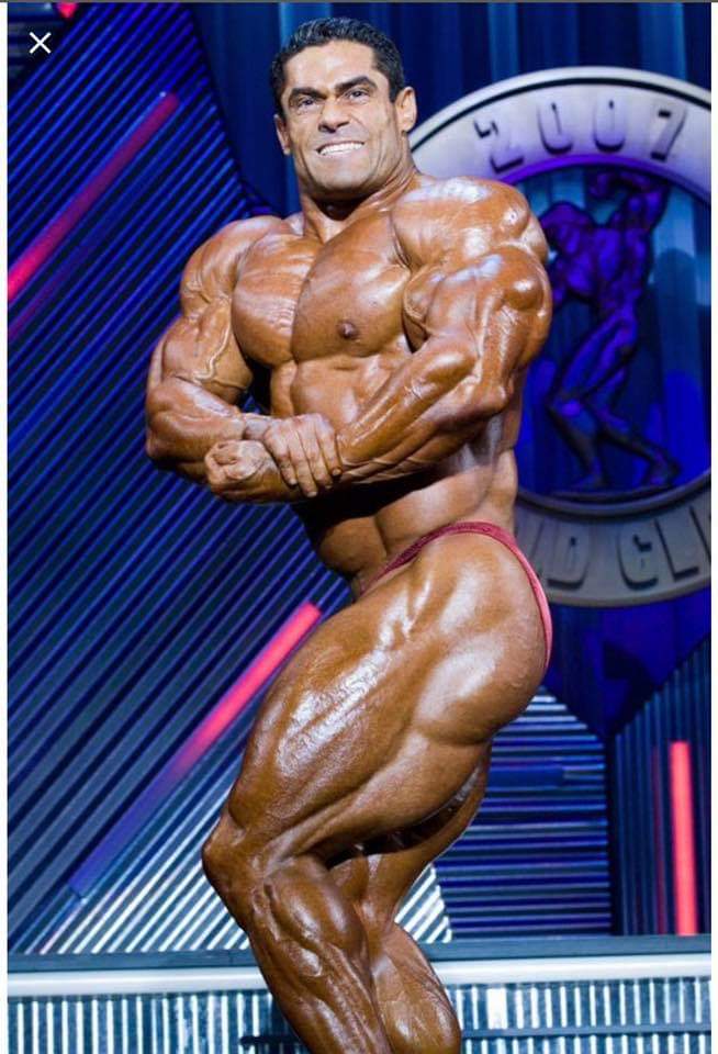 la posa di side chest di gustavo badell sul palco dell'arnold classic ohio