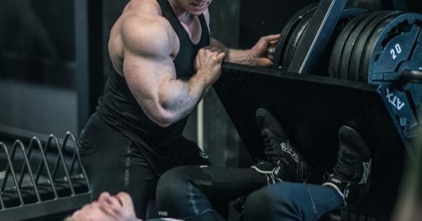 MIKA SIHVONEN IFBB ELITE PRO AIUTA UN CLIENTE CON LA LEG PRESS