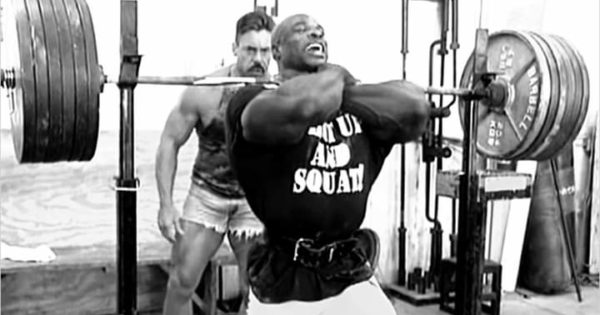 ronnie coleman esegue lo squat frontale in palestra
