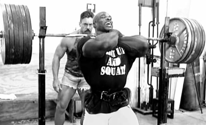 ronnie coleman esegue lo squat frontale in palestra