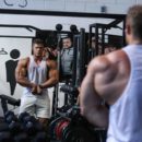 Wesley Vissers pro ifbb classic physique posa in palestra