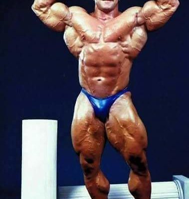 nasser el sonbaty in una guest posing doppi bicipiti frontali