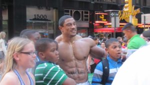 roelly wiklaar in un servizio fotografico per muscular development dopo la vittoria al new york pro ifbb 2010 con i bambini
