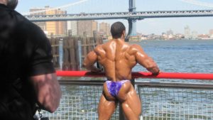 roelly wiklaar in un servizio fotografico per muscular development dopo la vittoria al new york pro ifbb 2010 davanti al ponte