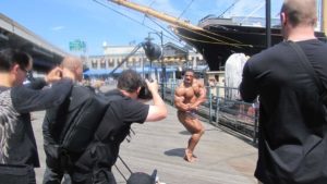 roelly wiklaar in un servizio fotografico per muscular development dopo la vittoria al new york pro ifbb 2010 posa di side chest