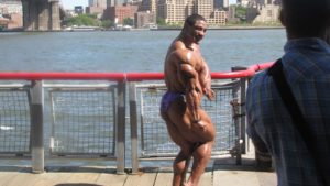 roelly wiklaar in un servizio fotografico per muscular development dopo la vittoria al new york pro ifbb 2010 posa di tricipiti