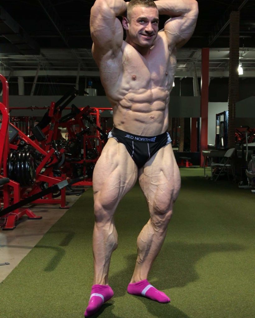 Cody Montgomery ad una settimana dal 2019 JAPAN PRO IFBB posa di addome e gambe