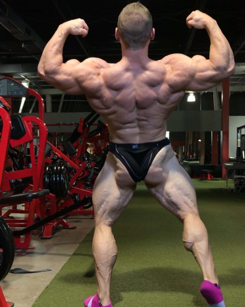 Cody Montgomery ad una settimana dal 2019 JAPAN PRO IFBB posa di doppi bicipiti di schiena