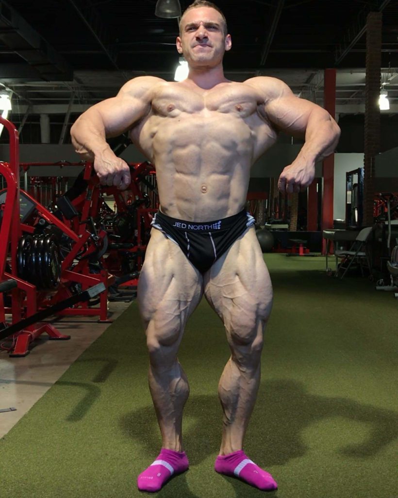 Cody Montgomery ad una settimana dal 2019 JAPAN PRO IFBB posa di rilassata frontale